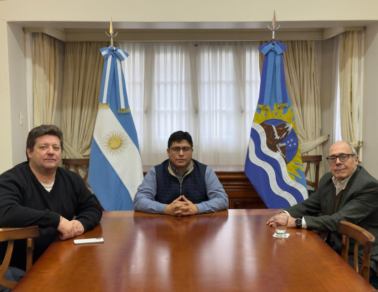 Se terminaron más de tres décadas de lucha: Claudio Vidal firmó el decreto que restituye a Eduardo Sosa