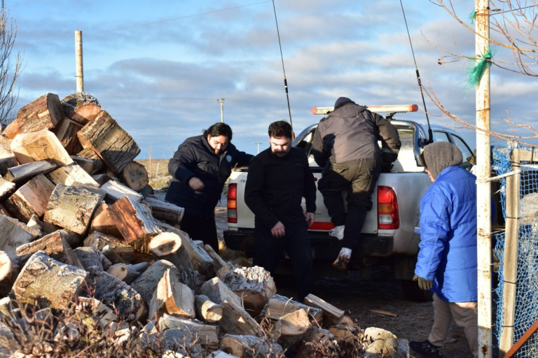 Más familias de Puerto Deseado recibieron leña para afrontar el invierno con el acompañamiento del Estado