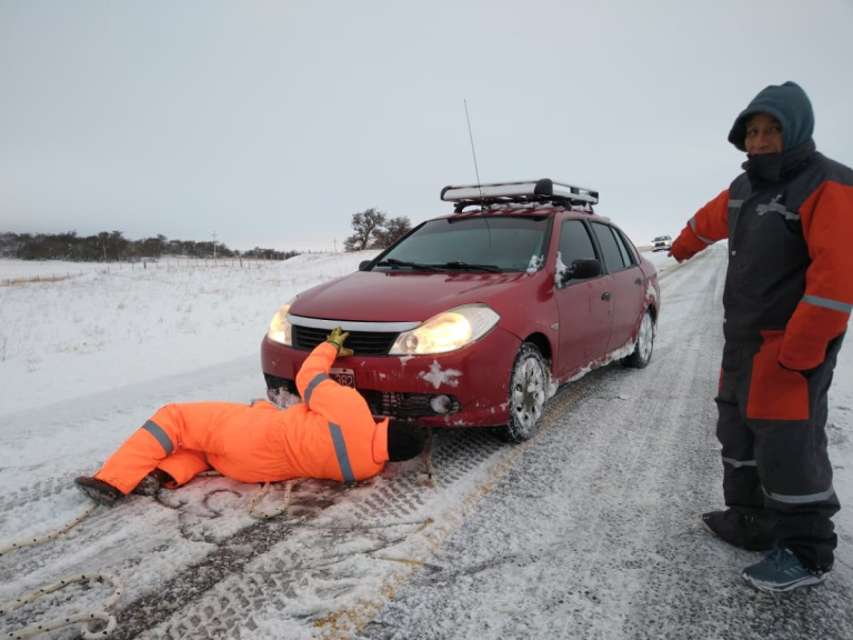 Vialidad Provincial asistió a una familia tras un despiste sobre la Ruta Nacional Nº 40.