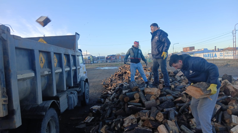 Vialidad Provincial colabora con el traslado de leña hacia la Reserva Camusu Aike