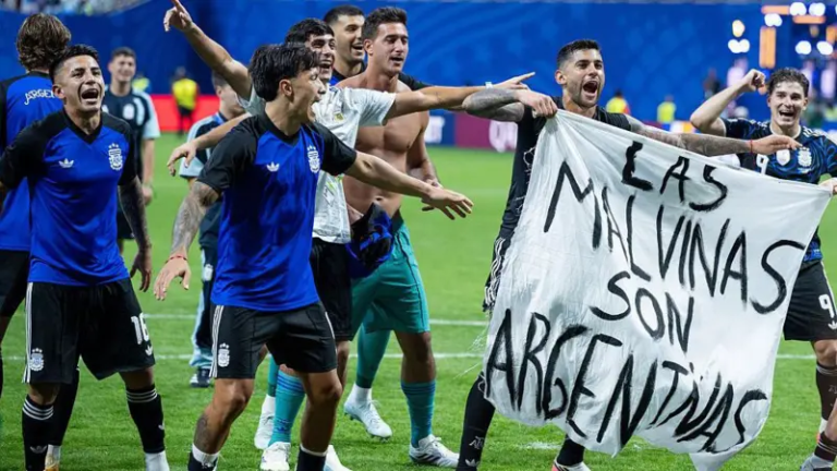La FIFA confirma que evalúa posibles sanciones a Argentina por mostrar un cartel de las Malvinas tras el triunfo sobre Inglaterra