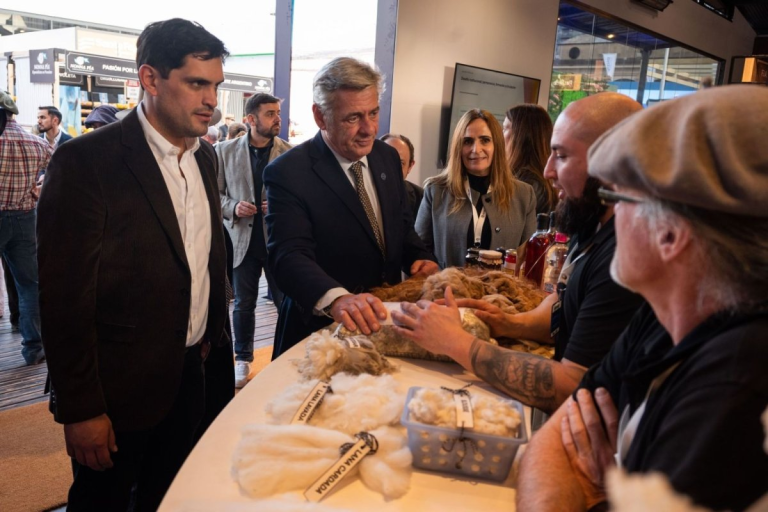 “Claudio Vidal nos pidió mostrar todo lo que produce Santa Cruz”, afirmó Hugo Garay en la inauguración del stand provincial