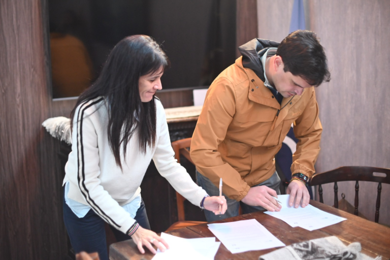 Santa Cruz fortalece la conservación de Cabo Vírgenes con un acuerdo estratégico firmado en la Expo Rural