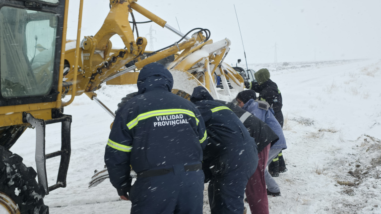 Vialidad Provincial intensifica el despeje de rutas y la asistencia ante el temporal de nieve