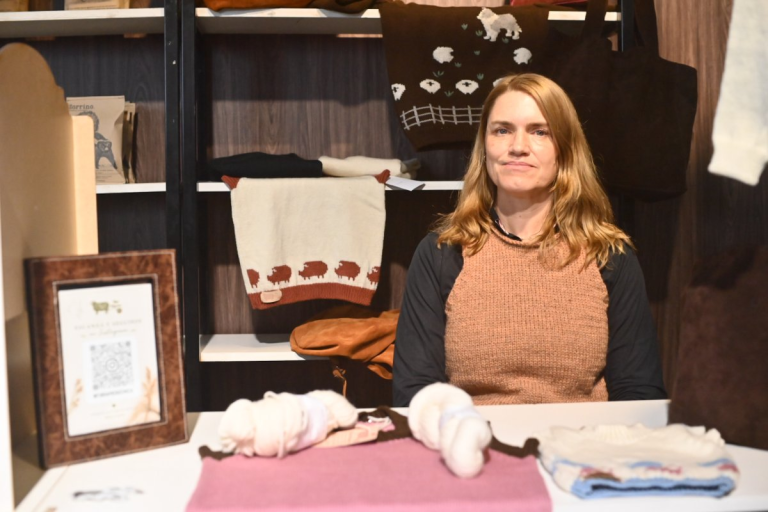 Tejidos con identidad: una emprendedora santacruceña conquistó al público en la Rural de Palermo