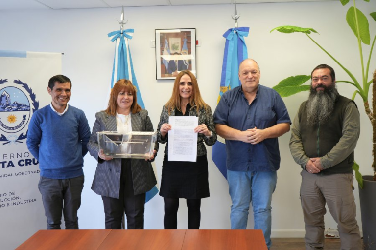 Producción entregó equipamiento científico para la Escuela de Biología Marina de Caleta Olivia